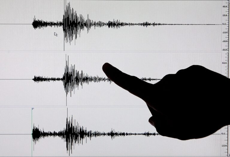 De manera preliminar, el sismo tuvo una magnitud de 7.6