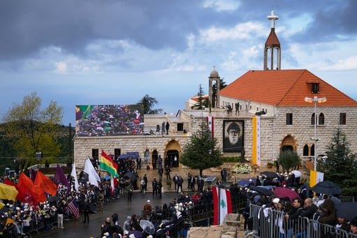 El primer día completo del papa en el país incluye oraciones ante la tumba de San Charbel y un llamamiento a la paz y a la coexistencia entre cristianos y musulmanes