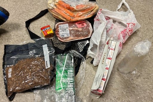 También había drogas y cigarrillos en el paquete arrojado al patio de una prisión
