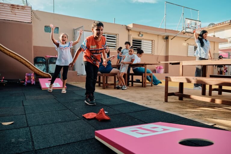 La alianza impulsa el acceso a herramientas digitales y programas recreativos, promoviendo el bienestar y el progreso de familias en la comunidad