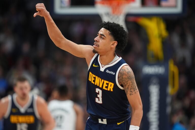 El canastero de ascendencia puertorriqueña presenta una dolencia en la espalda y se desconoce cuándo volverá a cancha con Denver