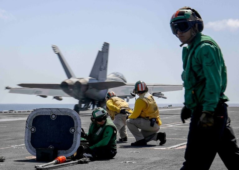 Sitios web públicos de seguimiento de vuelos mostraron un par de aviones de combate F/A-18 de la Marina de Estados Unidos desafiando el espacio aéreo venezolano