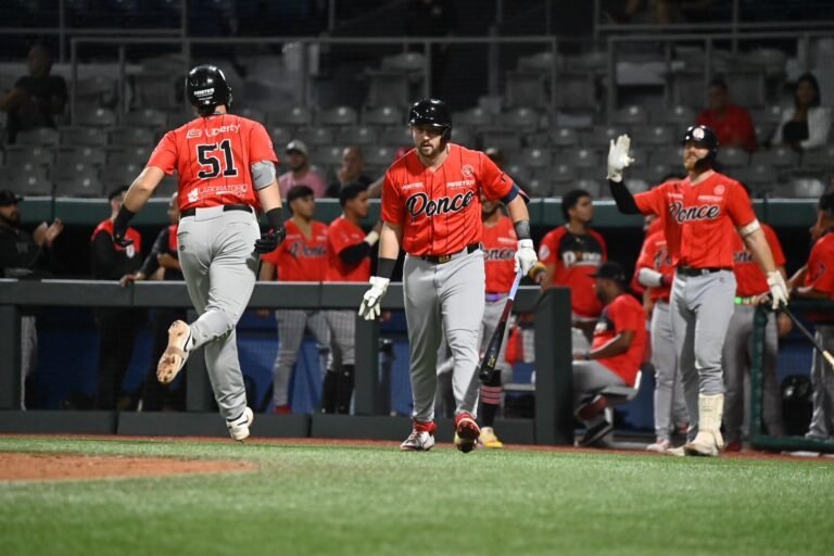 Los Leones superaron a San Juan, mientras que los Cangrejeros detuvieron la racha de triunfos de Carolina