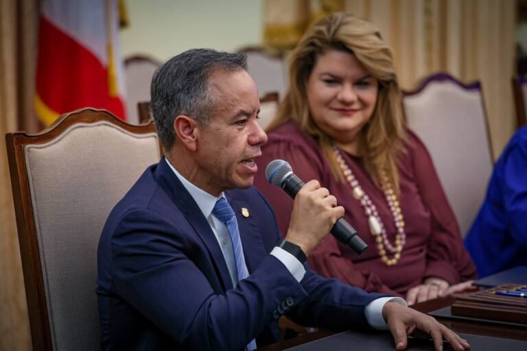 El traspaso, firmado por el alcalde Miguel Romero, la gobernadora Jenniffer González y el DRNA, marca el inicio de un plan de transformación para revitalizar el parque capitalino de cara a su centenario