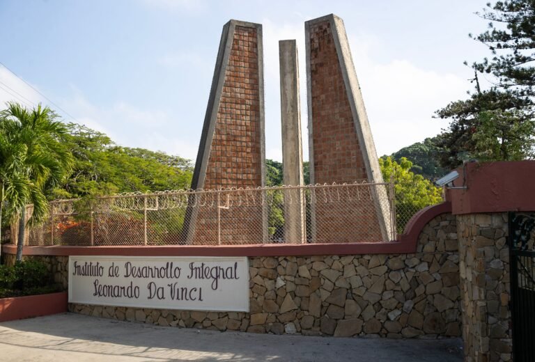La tragedia ocurrió durante una excursión, y se alega que la menor —quien presuntamente era víctima de acoso y racismo— no recibió ayuda en el momento