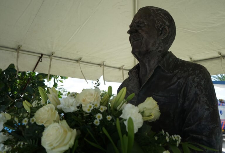 Una ceremonia privada fue encabezada por el actual ejecutivo municipal, Julio Alicea Vasallo, alrededor del busto de Rivera Sierra ubicado en el malecón que lleva su nombre