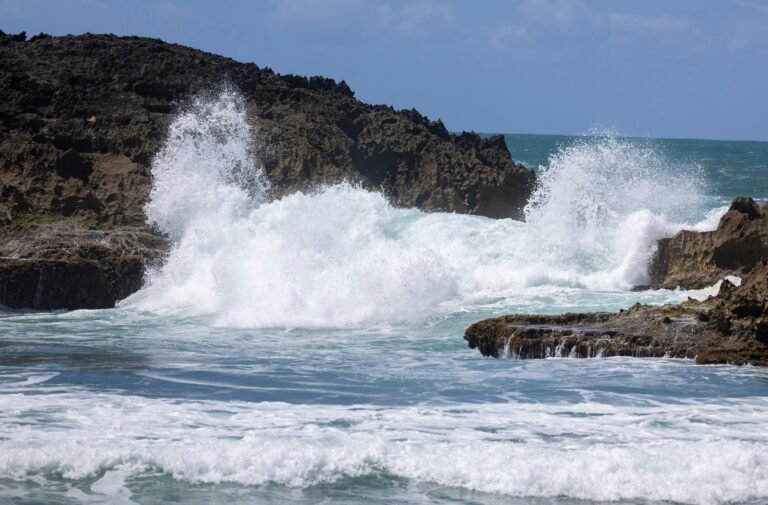 La energía de una marejada y los fuertes vientos mantienen el panorama marítimo deteriorado