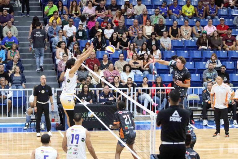 Jugando en la cancha Carmen Zoraida Figueroa por primera vez en dos años, Corozal superó en cinco sets a Naranjito