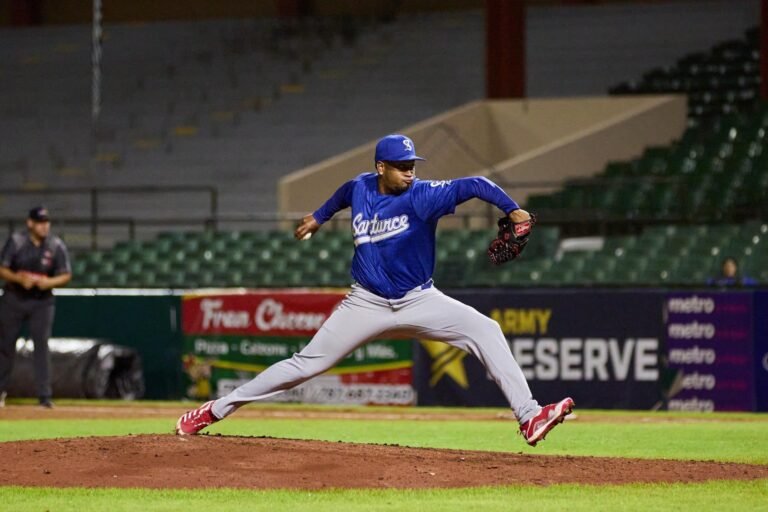El pacto del relevista y hermano de Edwin Díaz, activo en el béisbol invernal en Santurce, con Texas es de una temporada