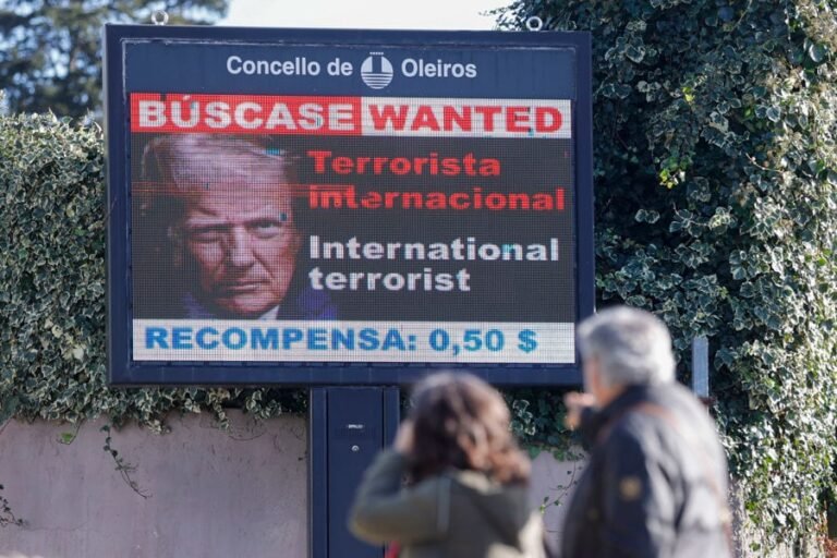 El vistoso anuncio está en una comunidad de Galicia y tiene las palabras “terrorista internacional”