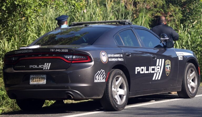 El carro se encontraba cerca de un correo en el barrio Bajadero