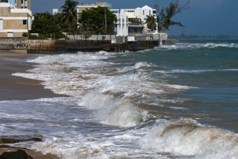 El Servicio Nacional de Meteorología exhortó a la ciudadanía a evitar la exposición a playas