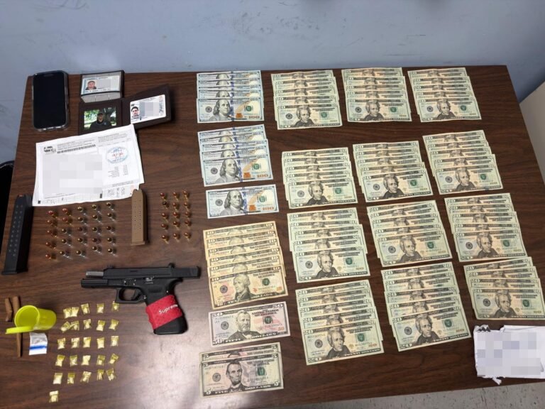 El individuo trató de escapar y chocó contra un poste, pero fue detenido