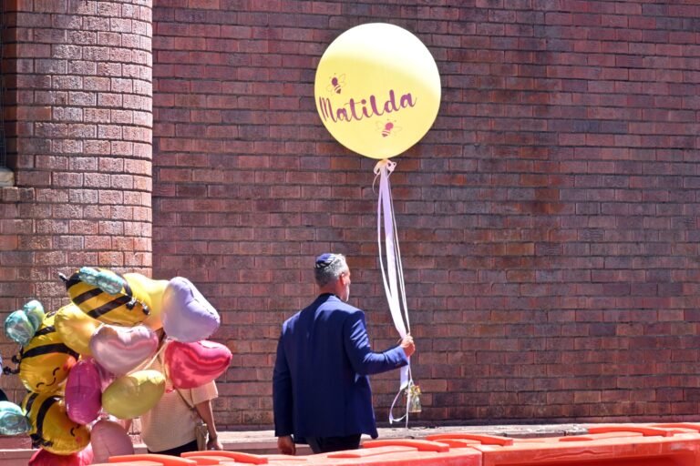El funeral, marcado por escenas de profunda emoción, comenzó con un homenaje a la niña