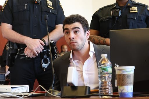 Entre la evidencia figura una pistola y un cuaderno