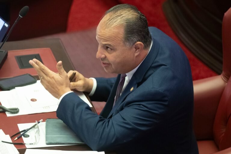 El senador del PNP denunció que la gobernadora Jenniffer González le quitó los destaques que tenía en su oficina, a pesar de que extendió todos los demás hasta junio