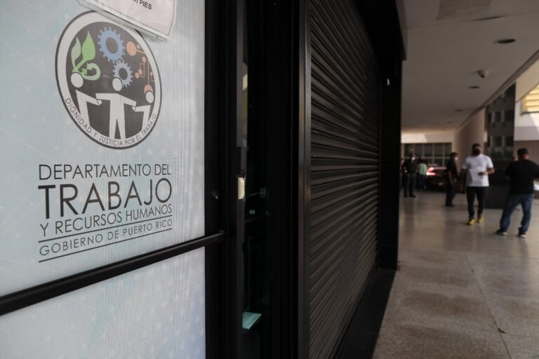 La acusación federal señala a una exempleada del Departamento del Trabajo y Recursos Humanos como figura central del esquema