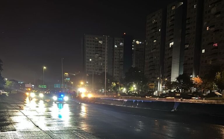 El camión accidentado fue removido cerca del área donde ubicaba la Penitenciaría Estatal conocida como el “Oso Blanco”, pero las autoridades atendían el derrame de aceite y combustible