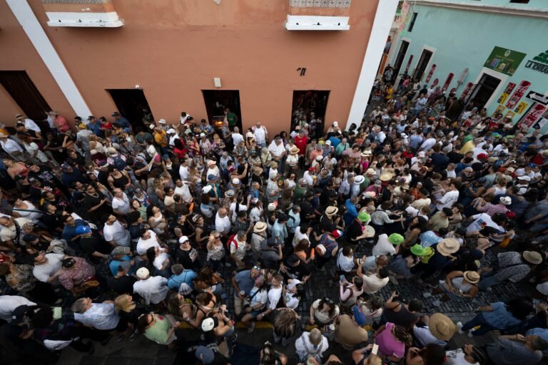 La Policía indicó que la escena no se pudo trabajar debido a la multitud y que están en el proceso de identificar cámaras de seguridad
