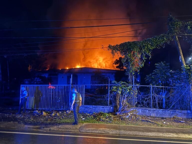 En la escena, se ocupó un envase de gasolina que será investigado