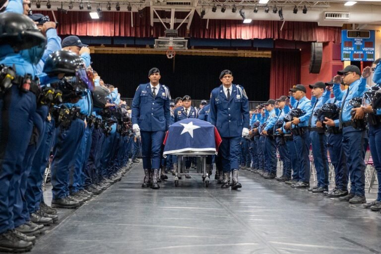 Como parte de la ceremonia, miembros de la Policía rindieron honores al oficial quien falleció en un accidente de tránsito en Caguas