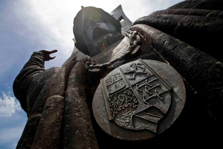 El debate sobre el lugar exacto del desembarco sigue vivo al no haberse encontrado evidencia historiográfica sobre el particular