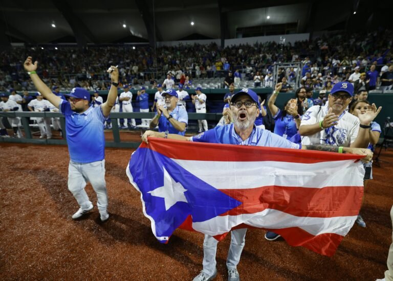 Fanáticos de la pelota invernal vieron el momento en que el manatieño fue anunciado como nuevo integrante del Salón de la Fama de béisbol previo al juego de final entre Ponce y Santurce