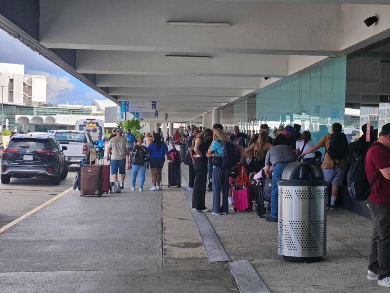 Desde temprano este sábado, intentaban resolver sus situaciones, buscando alojamiento y consiguiendo nuevos vuelos, ante la paralización de las operaciones aéreas en la isla