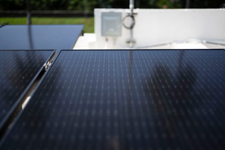 La iniciativa de instalación de sistemas residenciales financiada por el Departamento de Energía federal benefició apenas a 6,000 hogares, de una meta original de 40,000