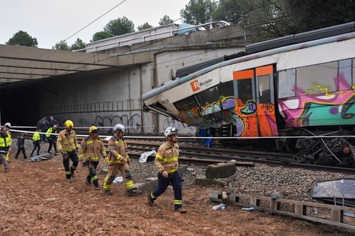 El número de víctimas mortales en el accidente ferroviario del sur de España asciende a 43, mientras una persona murió en otro choque el martes