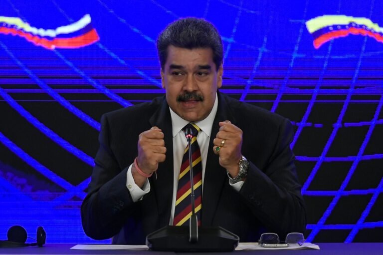 Luego, continuaron hacia alta mar, donde el presidente de Venezuela será trasladado a una embarcación que lo llevará a Nueva York