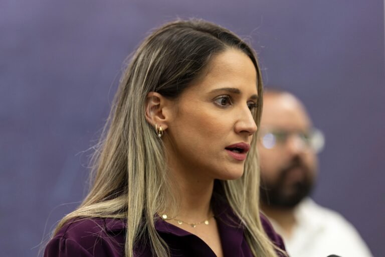 En menos de un año, la administración de Donald Trump ha reasignado más de $700 millones que debían destinarse a atender necesidades de hogares y comunidades vulnerables en Puerto Rico