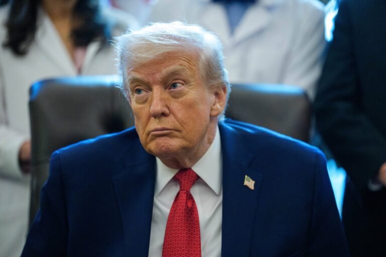 El presidente de Estados Unidos alegó que el banco cerró sus cuentas por motivos políticos