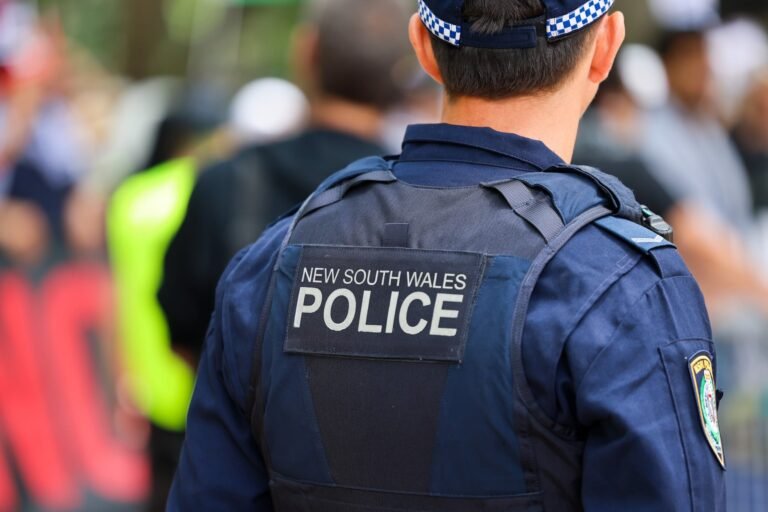 Las autoridades instaron a la población a no acercarse al hombre en caso de localizarlo ya que es considerado armado y peligroso