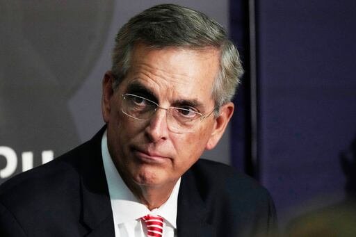 El juez de distrito Ashley Royal consideró que el gobierno debería haber demandado al Secretario de Estado de Georgia en Atlanta