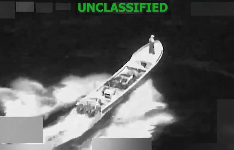 Un video muestra un bote moviéndose por el agua antes de explotar en llamas