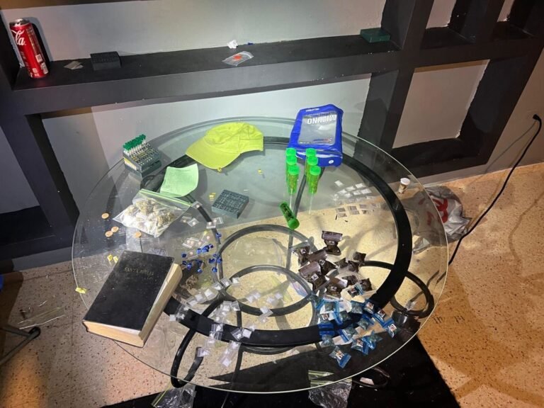 Las autoridades ejecutaron, junto con personal del Departamento de Vivienda Pública, un operativo en unidades vacantes