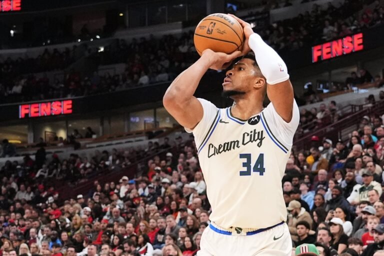 El jugador estrella de los Bucks de Milwaukee se lastimó otra vez la pantorrilla derecha