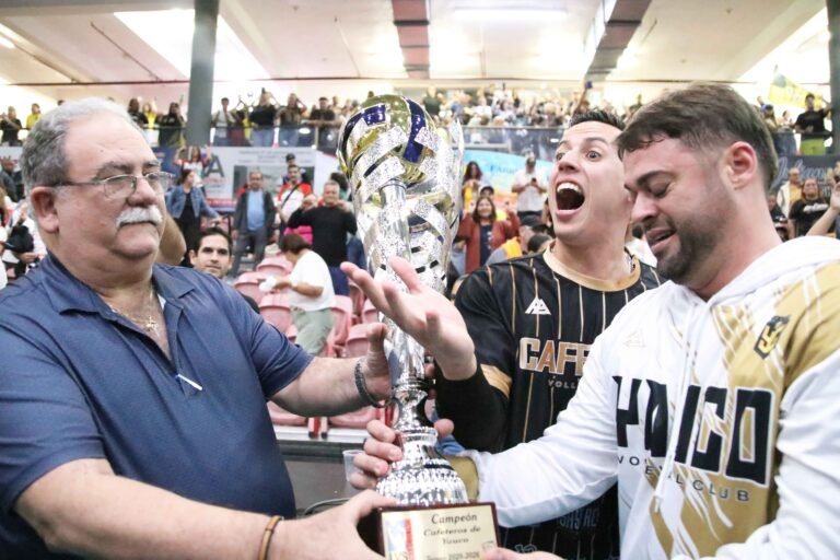 El dirigente Abel Franceschi pasó revista sobre la mágica temporada del sexteto yaucano, que celebró hasta altas horas de la madrugada su primer título de la LVSM en 55 años con un triunfo en San Sebastián para destronar a los Caribes
