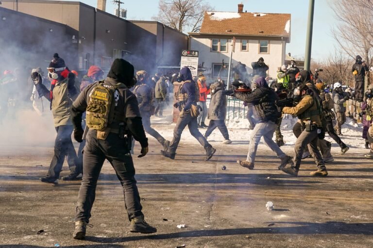 La víctima, identificada como Alex Pretti, laboraba como enfermero en una unidad de cuidado intensivo