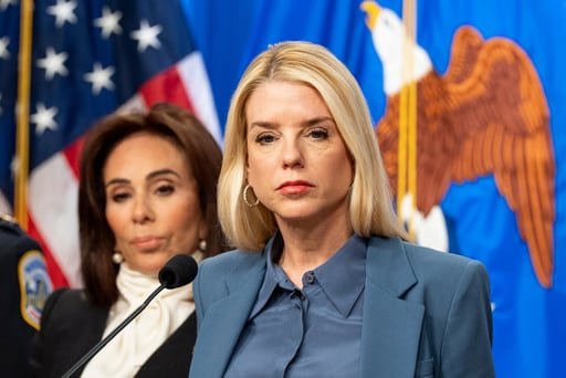 Una carta de Pam Bondi exige además entregar todos los datos del estado sobre los programas de asistencia federal