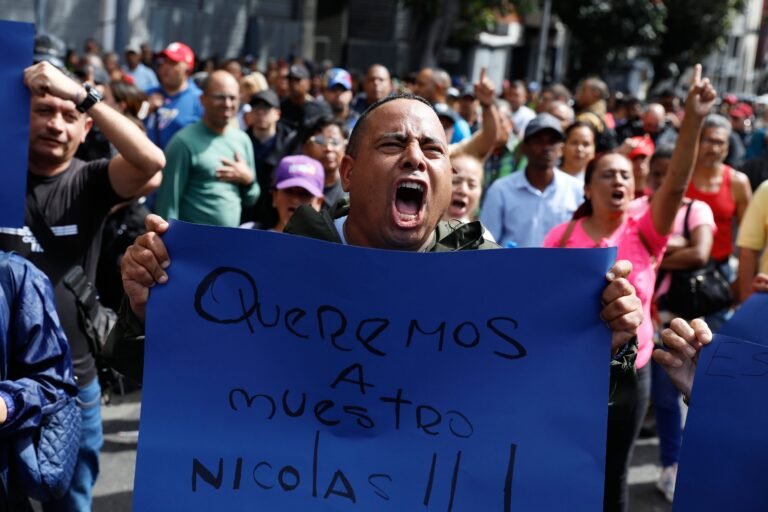 “Queremos a Maduro”, gritaban los manifestantes concentrados en espacios cercanos al palacio presidencial de Miraflores.