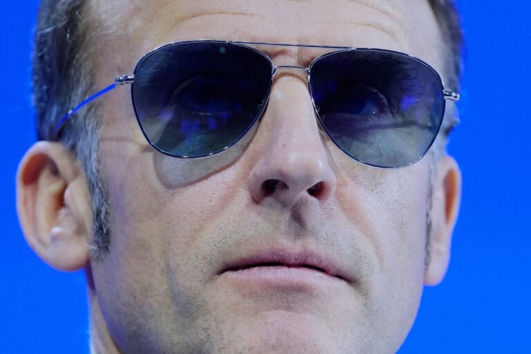 El presidente de Francia causó sensación por las gafas que utilizó para ocultar un derrame en un ojo