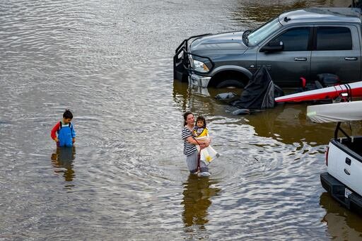 Las intensas lluvias y las mareas récord provocaron inundaciones generalizadas, cortes de carreteras y rescates en el condado de Marin.
