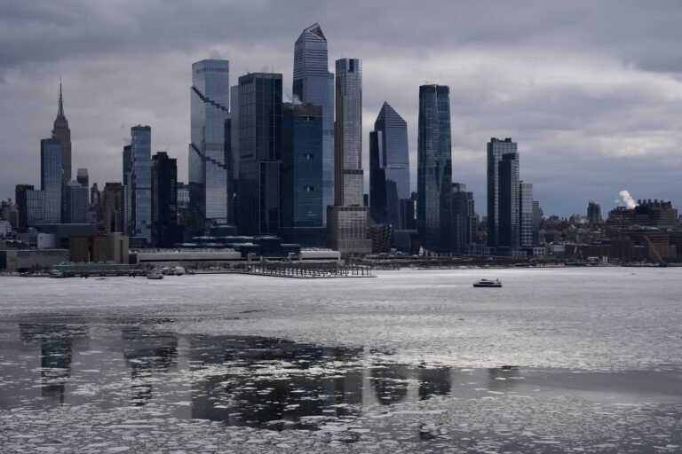 Las intensas nevadas paralizaron el tráfico, obligaron a cancelar vuelos y provocaron el cierre de escuelas en distintos puntos del país.