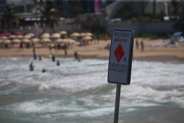 La mujer de 28 y el hombre de 26 fueron rescatados en buen estado de salud por la Oficina Municipal para el Manejo de Emergencias