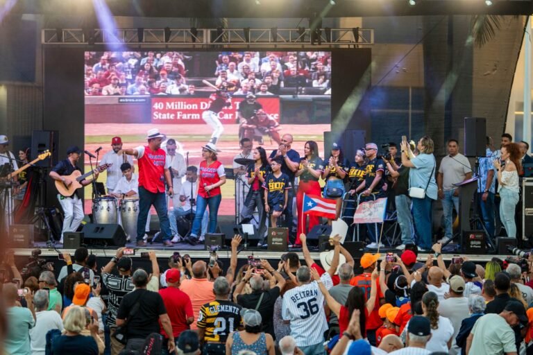 Familiares, amigos y seguidores acompañaron al nuevo inmortal del béisbol en un emotivo recibimiento en su pueblo natal