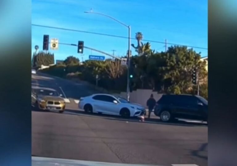 Las imágenes muestran a una mujer que sale de la camioneta rápidamente, recoge al niño y regresa a su vehículo para seguir su camino