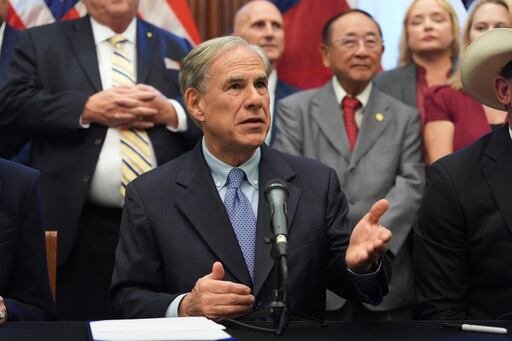 Greg Abbott ordenó detener las nuevas peticiones de visas para trabajadores extranjeros hasta el año 2027