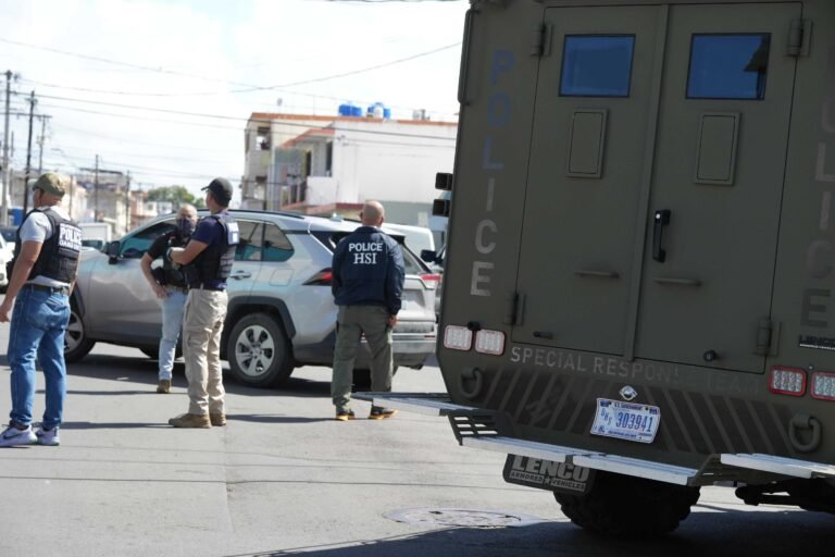 Dos jueces emitieron órdenes temporales de emergencia, que se suman a otras recientes en la isla, mientras atienden sus demandas de “habeas corpus”